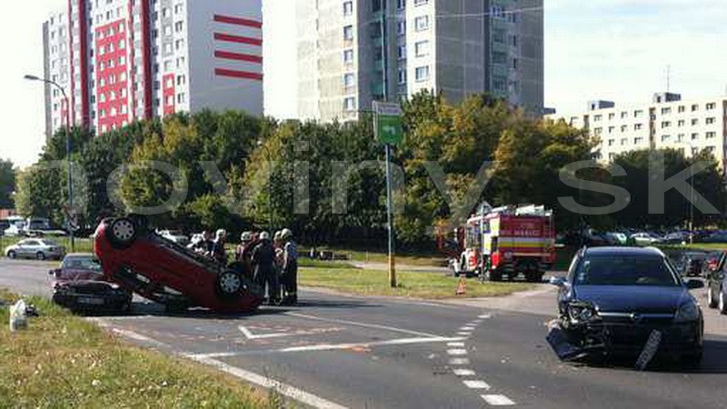 nehoda_jedno auto prevrátené_Petržalka
